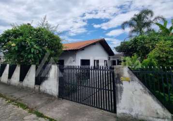 Casa com 03 dormitórios, em centro, navegantes/sc