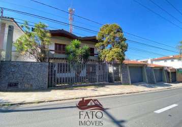 Casa em frente a praça, excelente localização