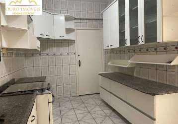 Apartamento 02 quartos com armários e vaga coberta