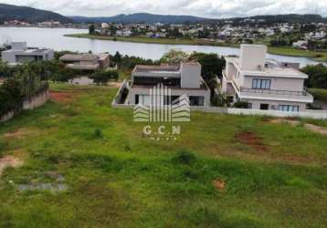 Lote de 598 metros em condominio