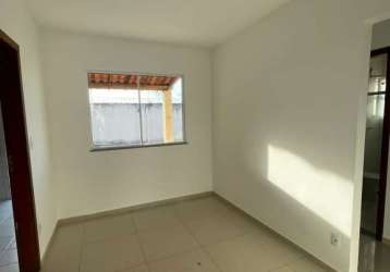 Casa no sim, 2 quartos, quintal, para venda, no condomínio villa felicittá, na avenida artemia pires, em feira de santana, área total 180 m².