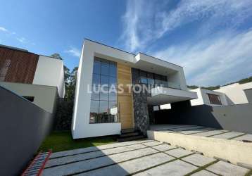 Sobrado duplex no terras altas 182m² em camboriú com 2 suítes 2 vagas e piscina