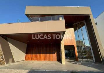 Residência de rua duplex com 4 suítes piscina churrasqueira a carvão finamente construída no pedra branca em palhoça