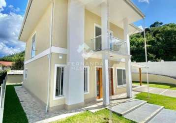 Casa duplex recém-construída em condomínio em teresópolis, rj