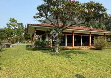 Casa linear com vista para o lago no condomínio comary, teresópolis