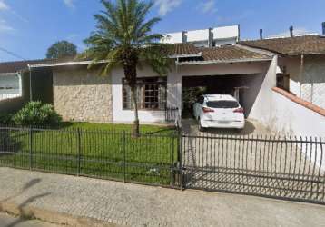 Casa padrão averbada no bairro bom retiro com 3 dormitórios. aceita financiamento.