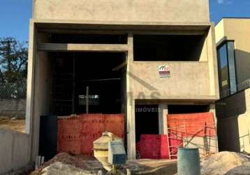 Galpão em final de construção, setor comercial em vinhedo/sp.