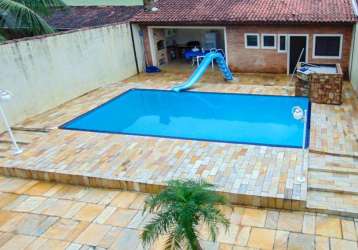 Praia do guaiúba - casa com 04 dormitórios - piscina e churrasqueira - vaga para 06 automóveis.