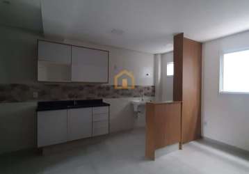 Apartamento padrão,  primeiro andar.