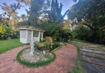 Casa com amplo terreno a venda