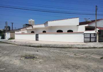 Linda casa em mongaguá 2 dormitórios vera cruz centro 300  mil com escritura 100 metros da praia com garagem