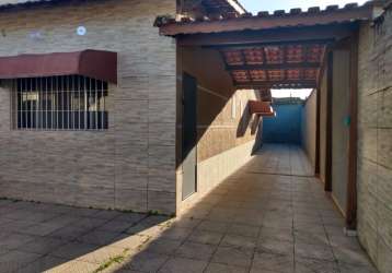 Casa em mongaguá itaóca 500 metros da pista 3 dormitórios r$ 330 mil 6 vagas de garagens lote inteiro