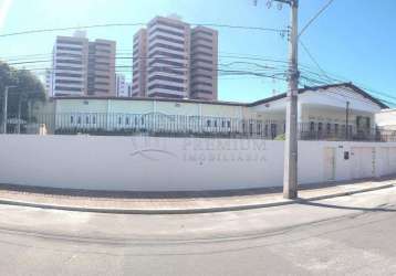 Casa ampla em ótima localização no bairro farolândia.