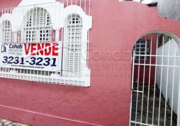 Casa à venda no centro da cidade com 315 m² de terreno.