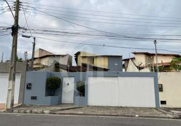 Casa espaçosa à venda no bairro atalaia