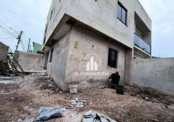 Sobrado de esquina no sitio cercado com três quartos