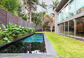 Rua méxico, jardim américa. casa à venda em jardim américa em frente ao clube paulistano, 1000m², 3 suítes, piscina, jardim com paisagismo por hanazaki, projeto amz, raquel silveira/vera niemeyer e be