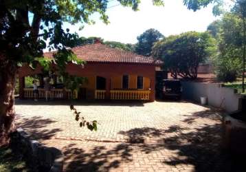 Chácara com lago, piscina e casa de caseiro