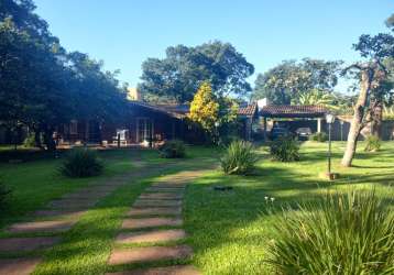 Linda  chácara com uma casa charmosa toda em madeira