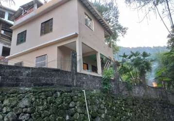 Alugo casa com 02 quartos em caetés - angra dos reis