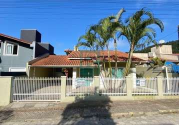 Linda e ampla casa a venda no centro de bombinhas-sc