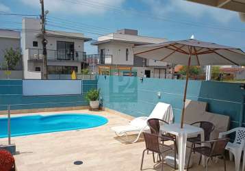 Linda casa com amplo quintal, piscina a venda na praia dos zimbros, bombinhas-sc