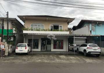 Casa com sala comercial no comasa