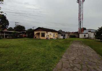 Casa de alvenaria,2 dormitórios,banheiro social,living 2 ambientes,cozinha,garagem fechada .