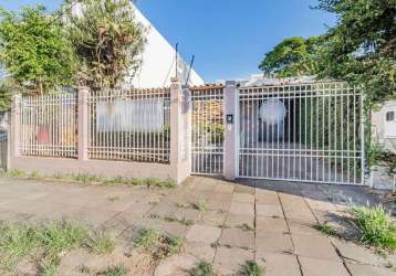 Casa térrea no coração do bairro tristeza, junto ao polo comercial da av. wenceslau escobar.