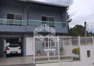 Sobrado de 150 m², casa toda em porcelanato e gesso.