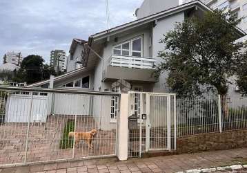 Casa com amplo terreno próximo ao centro da cidade, medindo 24m x 19m