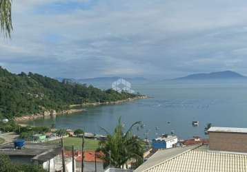 Casa com 03 quartos/dormitórios no bairro calheiros, em governador celso ramos- sc