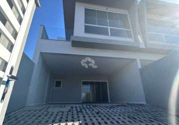 Casa duplex com três quartos em morrinhos bombinhas sc