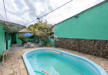 Casa terrea, com 3 dormitórios, pátio grande com piscina, espaço gourmet com churrasqueira, 3 vagas cobertas, localizada no bairro fátima, em canoas