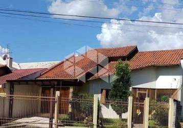 Casa no bairro estância velha com 3 dormitórios, 2 banheiros, 2 vagas.