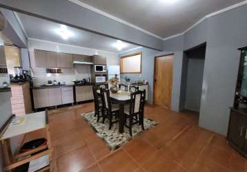 Sobrado de 200 m², composta por 3 dormitórios/quartos, 2 banheiros, sala de jantar, estar, espaço para escritório, cozinha ampla, despensa, churrasque