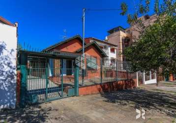 Casa  com 5 quartos no centro de canoas.