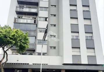 Apartamento semimobiliado com 02 dormitório + dependência no bairro lourdes em caxias do sul.