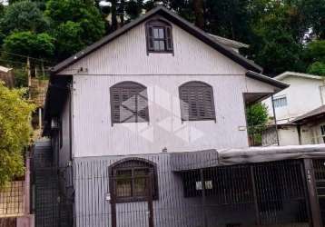 Casa mista de 03 dormitórios com suíte,  finamente mobiliada bairro são leopoldo em caxias do sul.