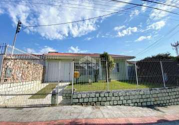 Casa com 3quartos1 suíte, edicula nos fundos, casa com garagem e 3 peças com banheiro.