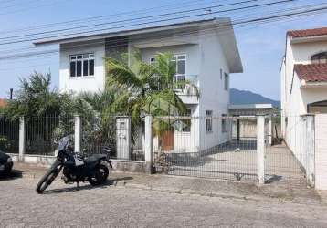 Casa a venda no centro de palhoça