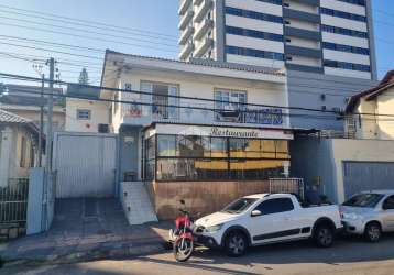 Casa com dois pavimentos em capoeiras, florianópolis-sc