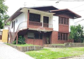 Casa de 2 pavimentos com 3 dormitórios no bairro colina sorriso em caxias do sul.