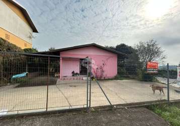 Casa com 70m2, 3 dormitórios, 2 vagas de garagem no bairro santa catarina