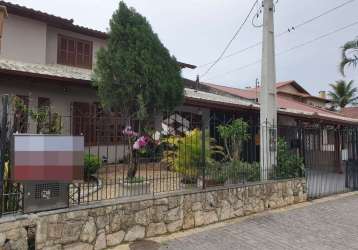 Casa semimobiliada com 4 dormitórios/quartos e sendo 3 suítes a venda - córrego grande, florianópolis sc