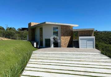 Casa na praia da silveira, 3 suítes, alto padrão , vista panorâmica da lagoa e mar.