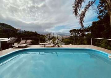 Casa na praia do silveira em garopaba com vista panorâmica.