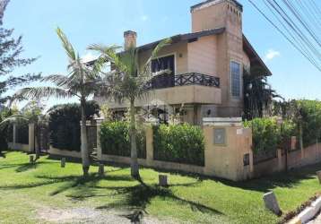 Casa em garopaba, localizada no bairro ferraz, com bela vista para praia e cidade!