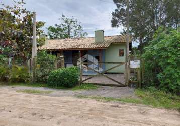 Casa à venda, em garopaba, com pé na areia na praia da  ferrugem.