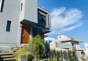 Linda casa de alto de alto padrão no loteamento quinta dos açores